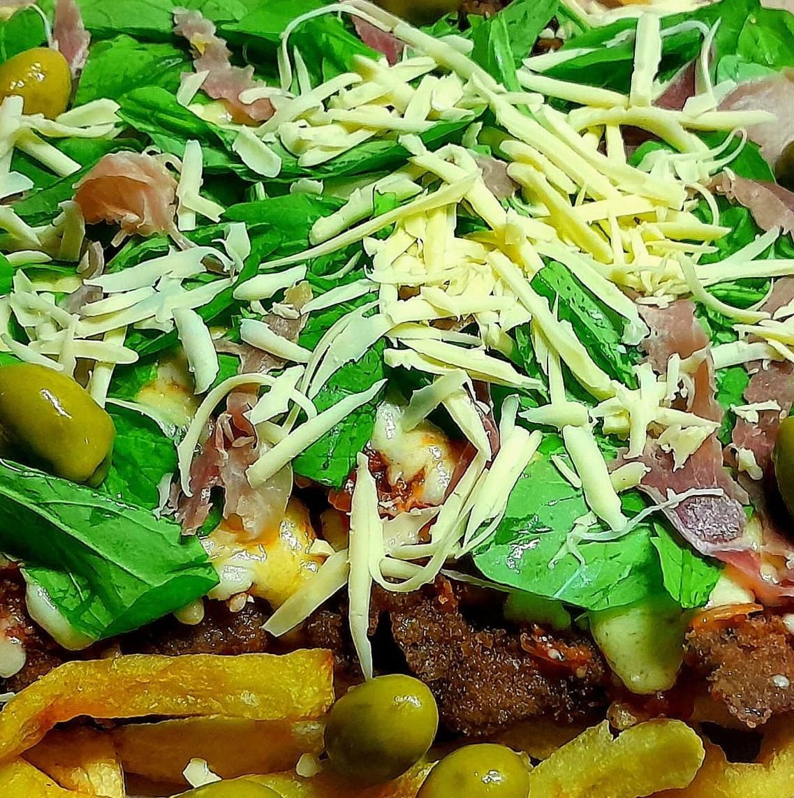 Pizzanesa xl rúcula y panceta + papas