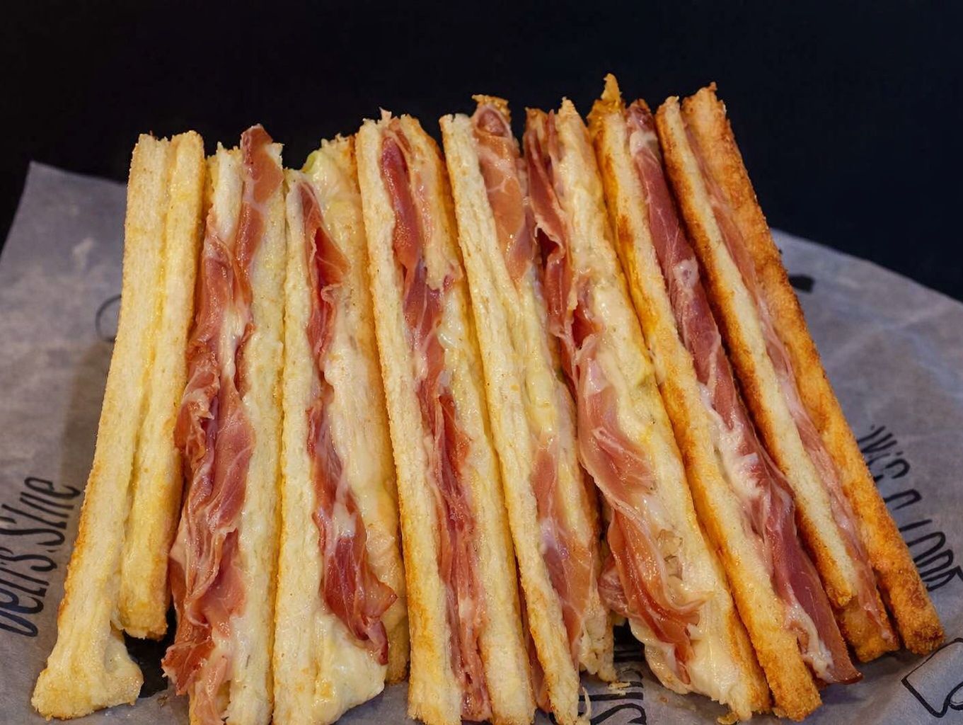 Tostados de jamón crudo