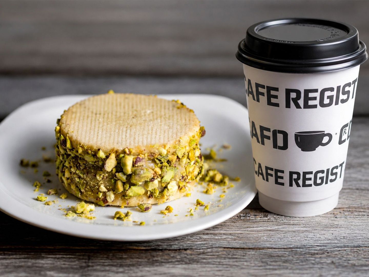 Café americano +alfajor de pistacho