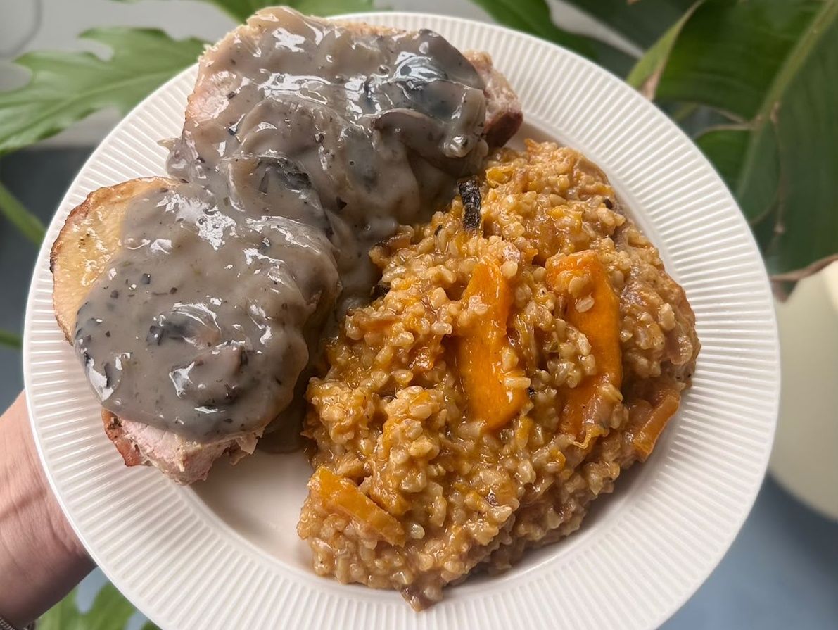 Carne de cerdo con risotto integral.