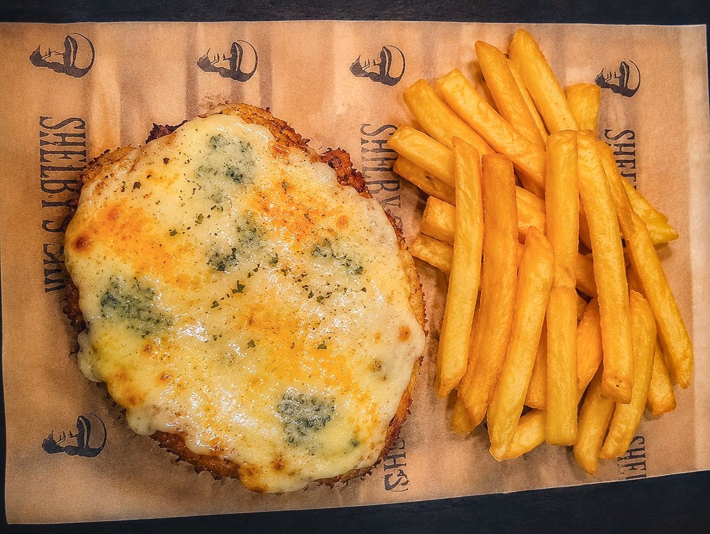 Milanesa 4 quesos con papas fritas.
