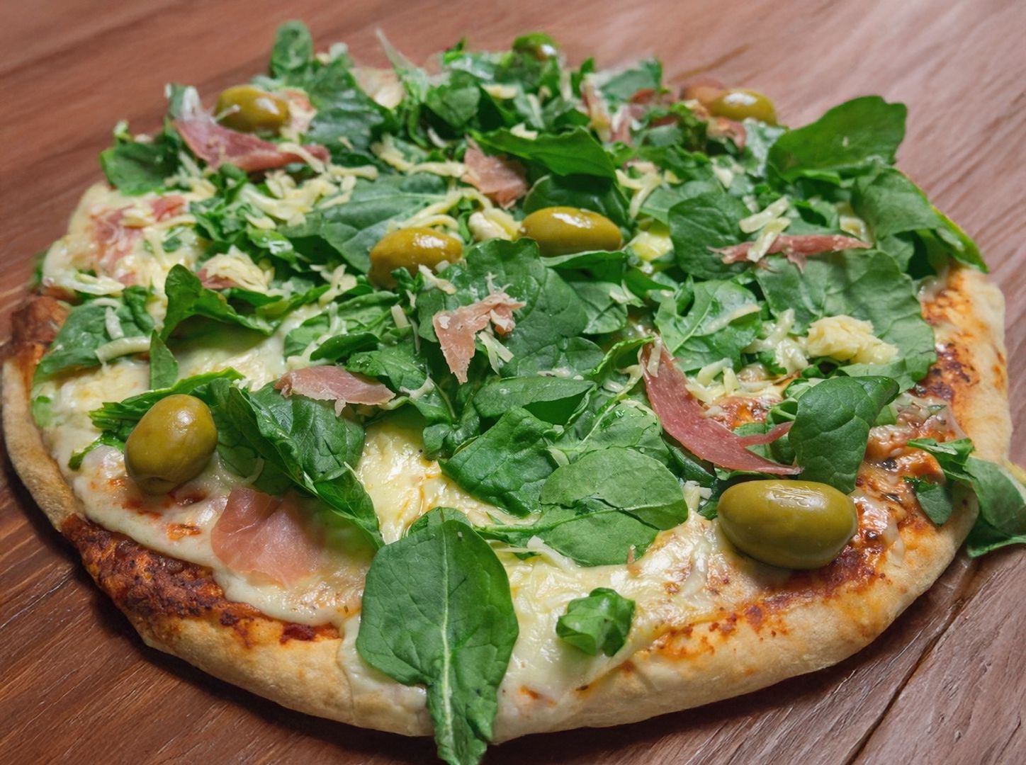 Pizza rúcula con jamón crudo
