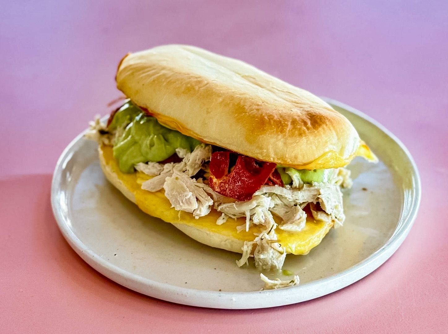 Sándwich pollo en pan árabe