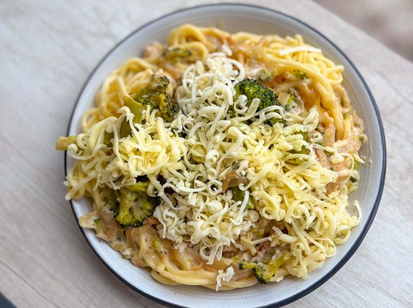 Tallarines con salsa blanca y brócoli