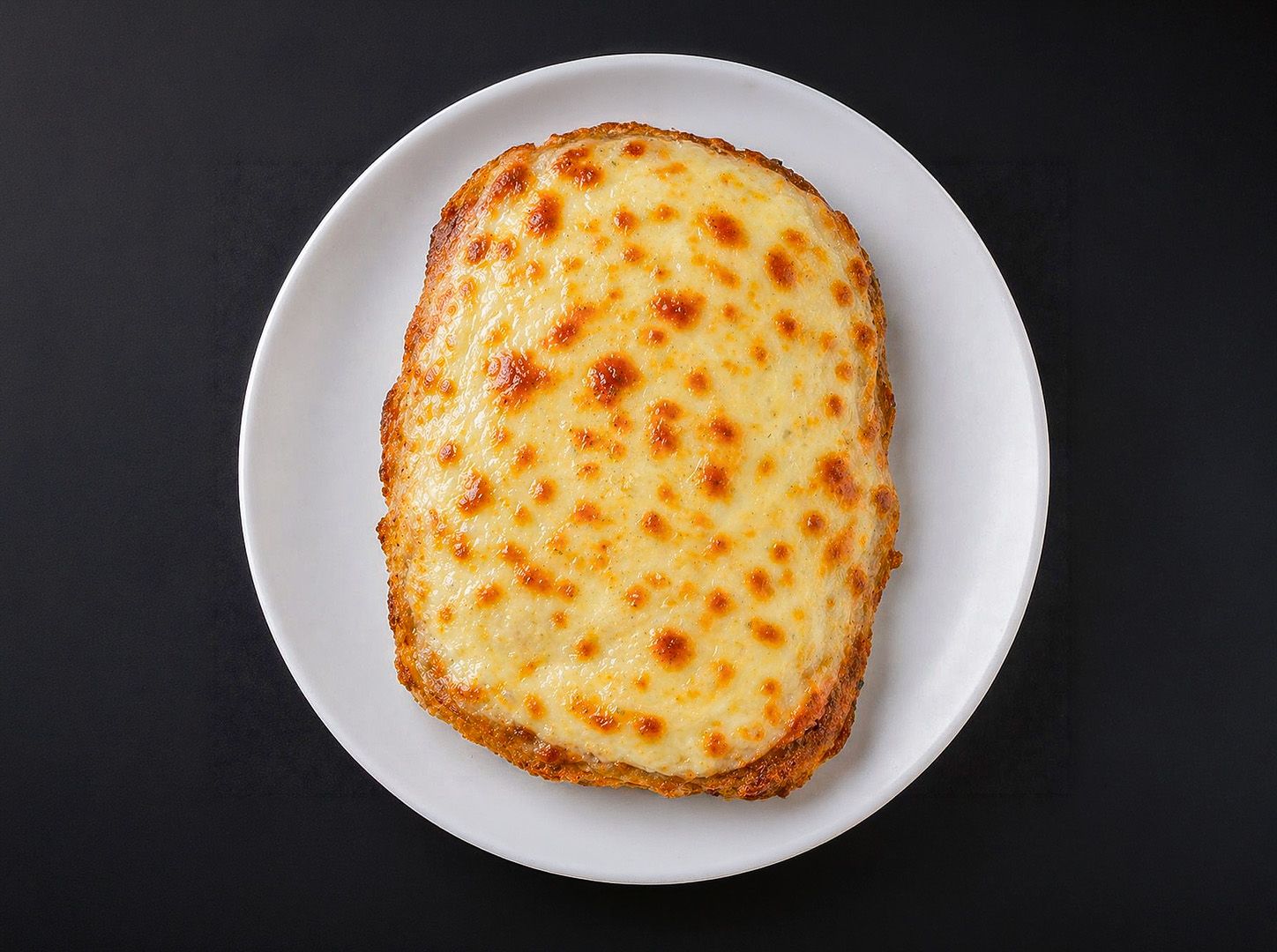 Milanesa gratinada con guarnición.