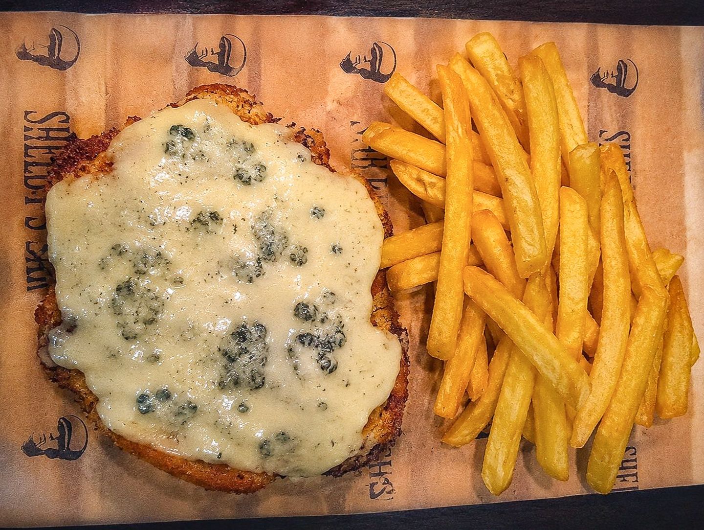 Milanesa al roquefort con papas fritas.