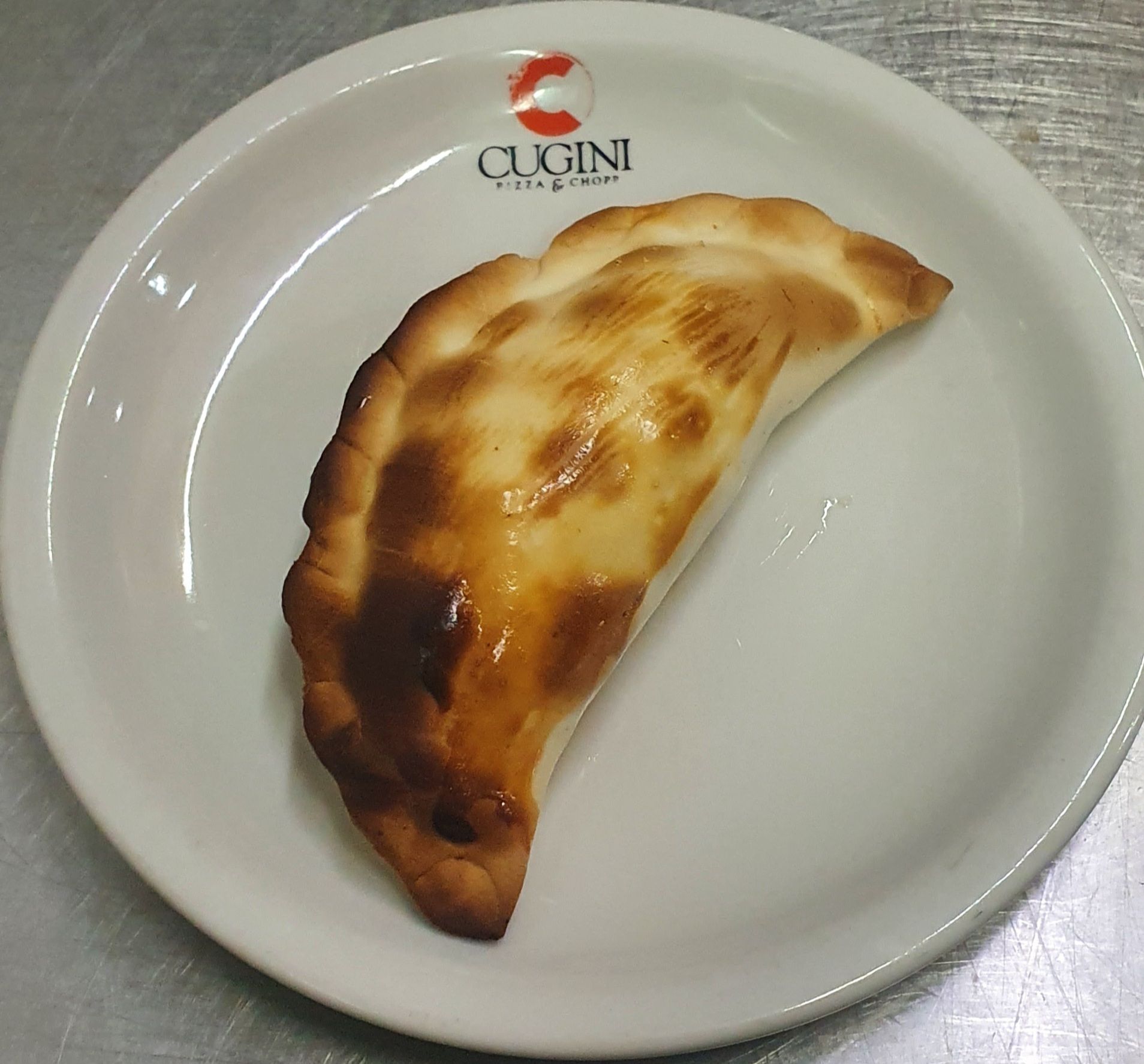 Empanada de carne dulce cortada a cuchillo