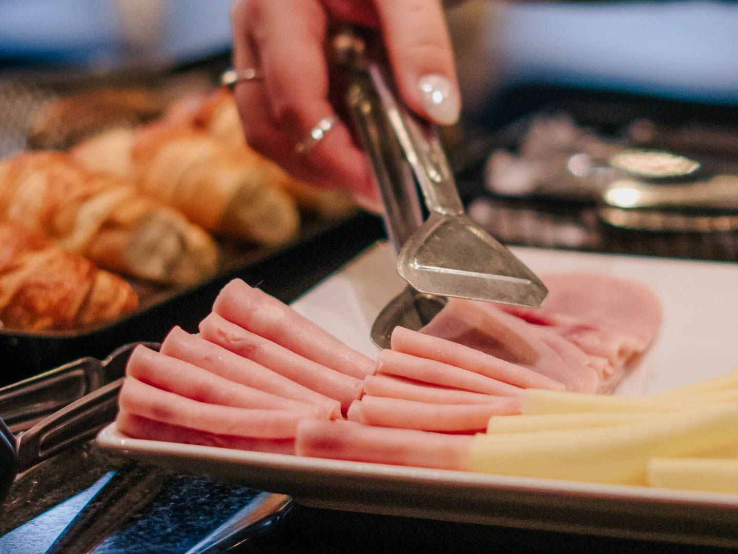 Medialuna de jamón y queso