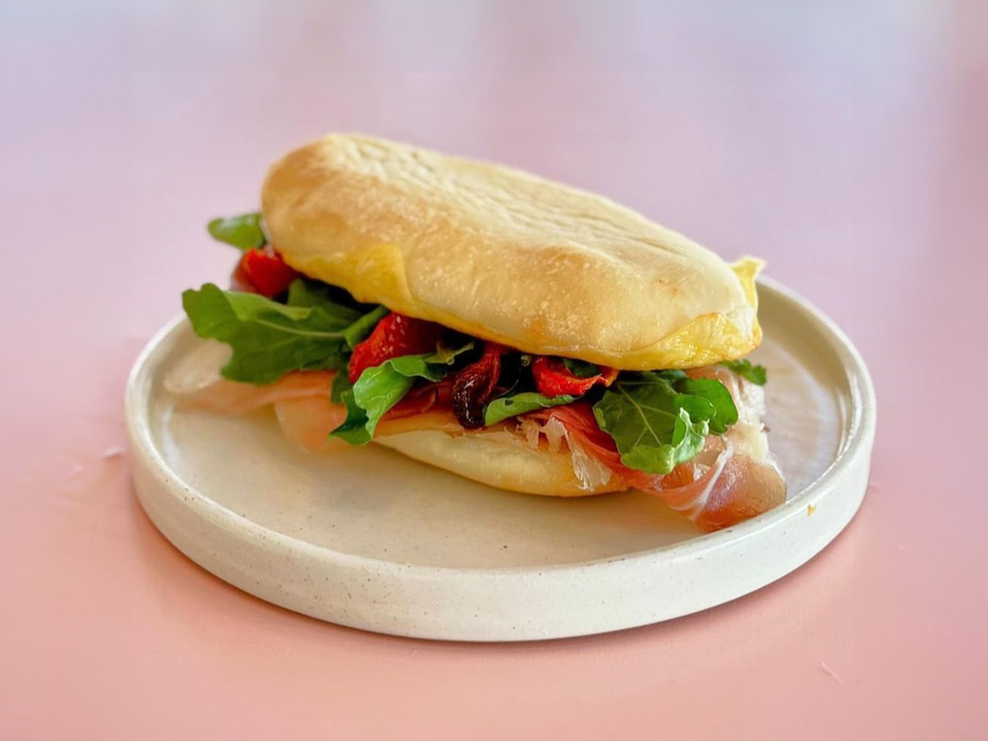 Sándwich De Crudo En Pan árabe