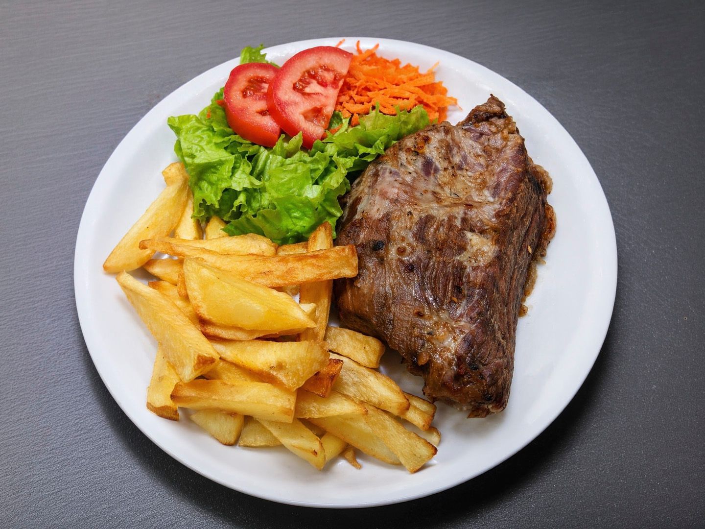 Carne con fritas y ensalada