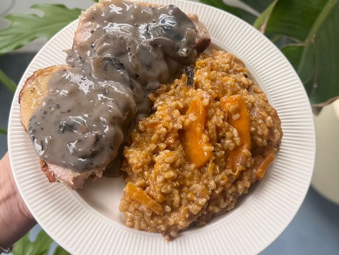 Carne de cerdo con pure de papas.