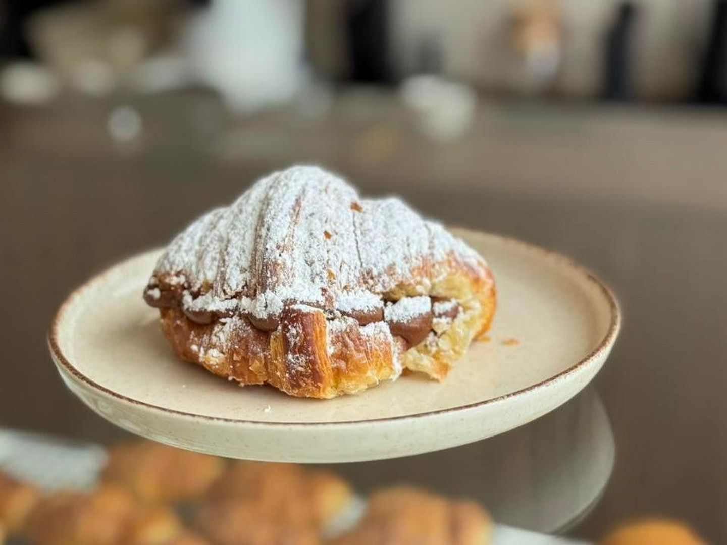 Medialuna de manteca con dulce de leche
