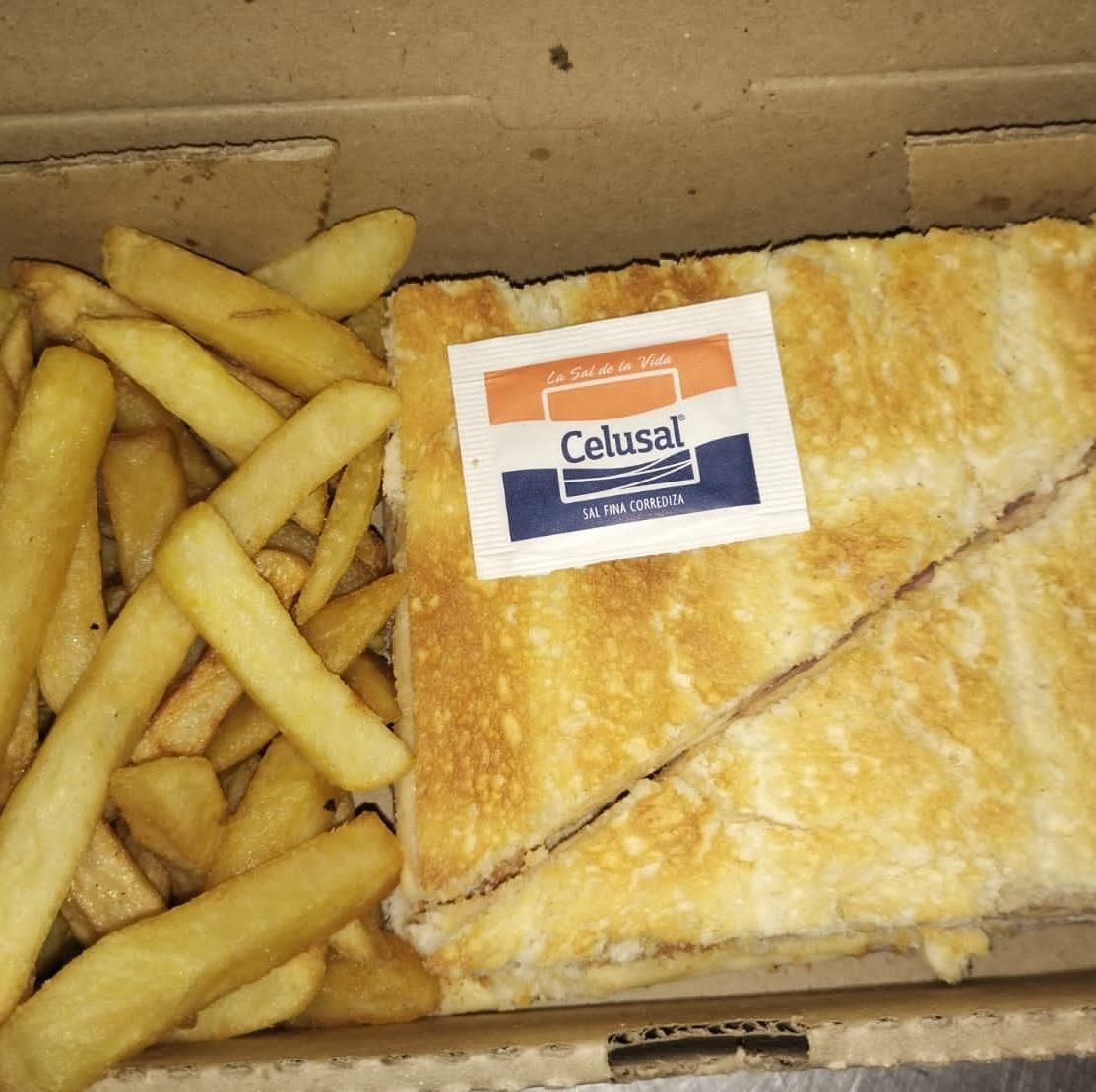 Tost. simple con papas fritas