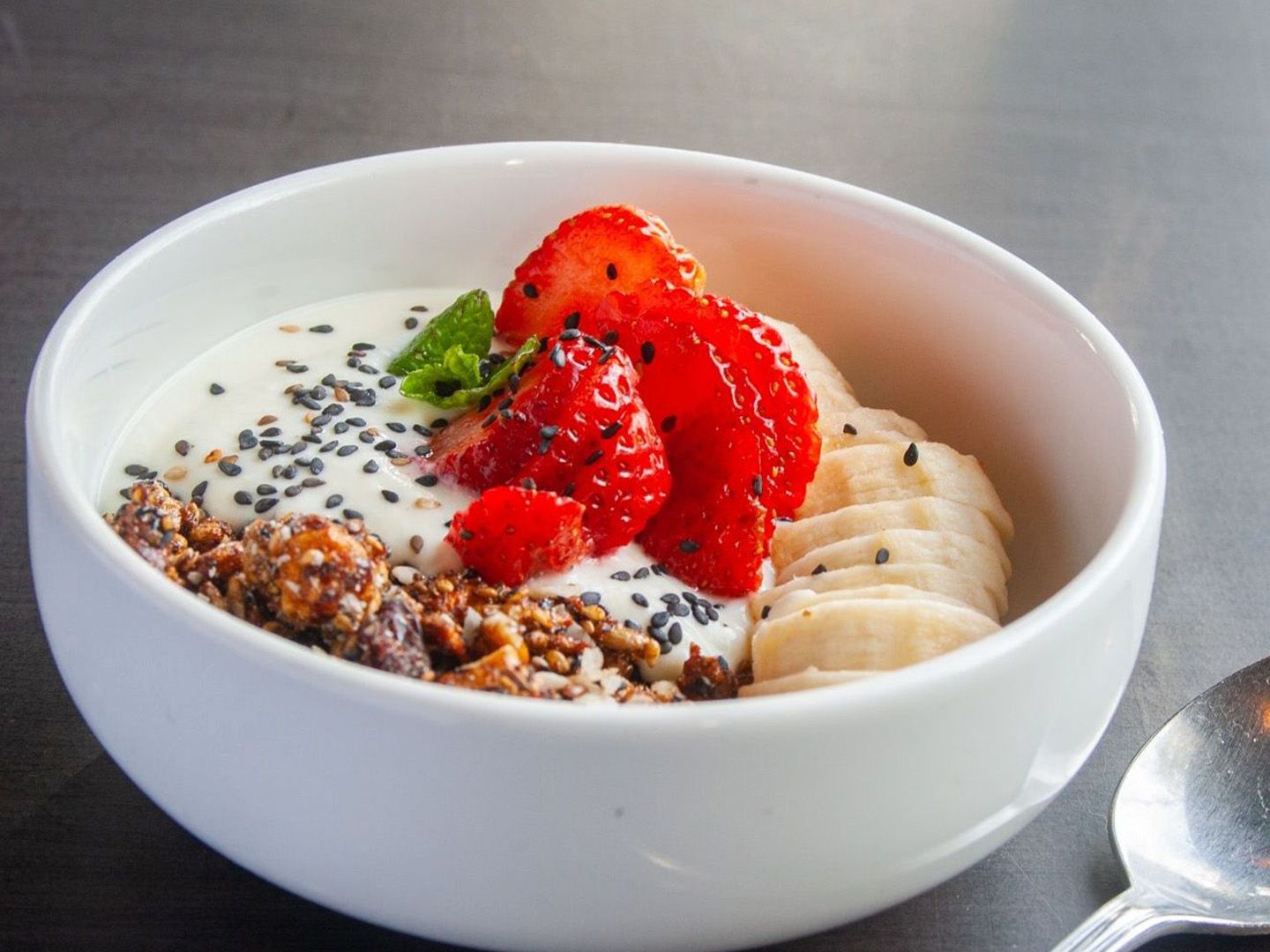 Yogurt con granola orgánica.