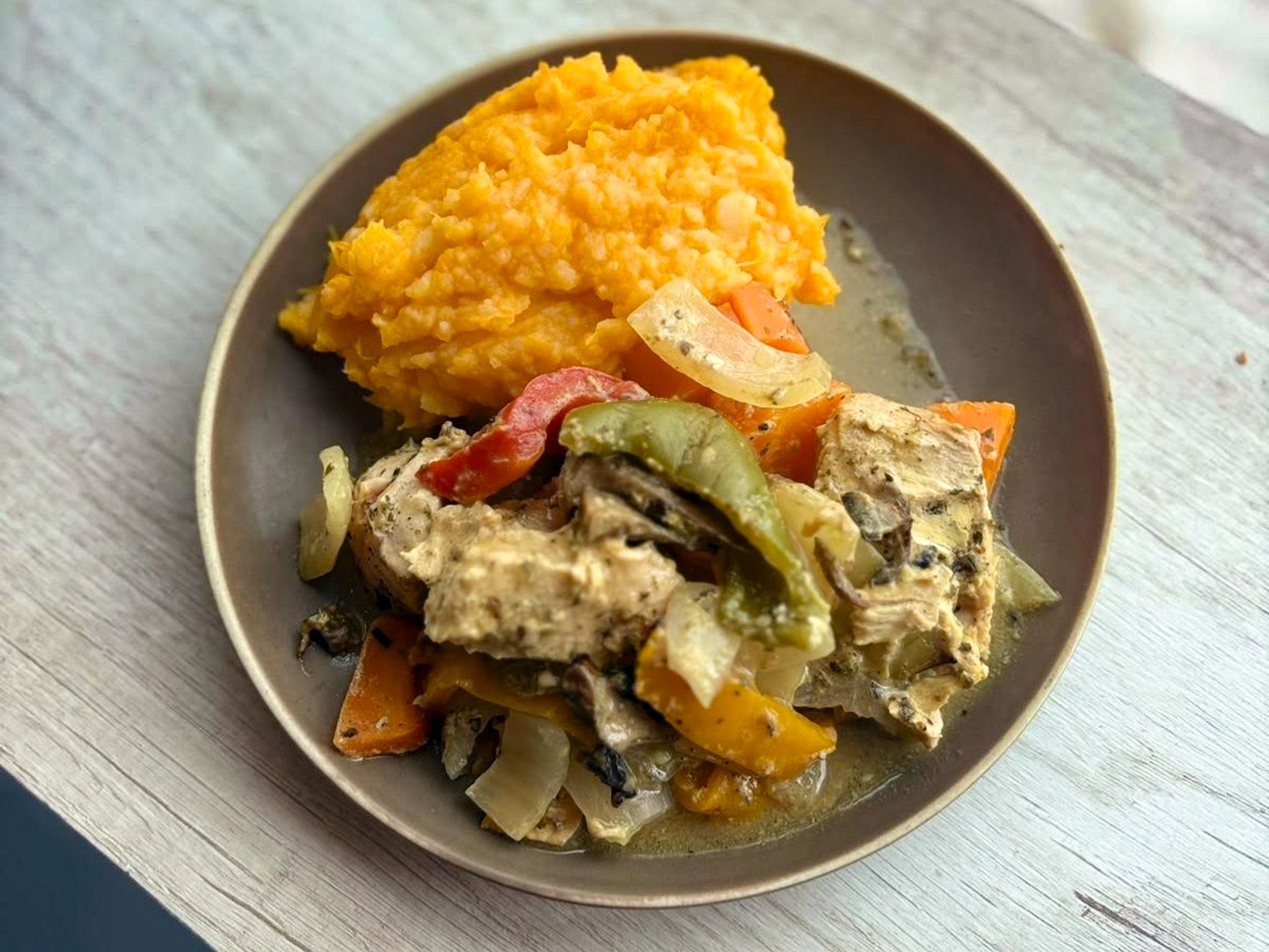 Dados de pollo+ puré mixto