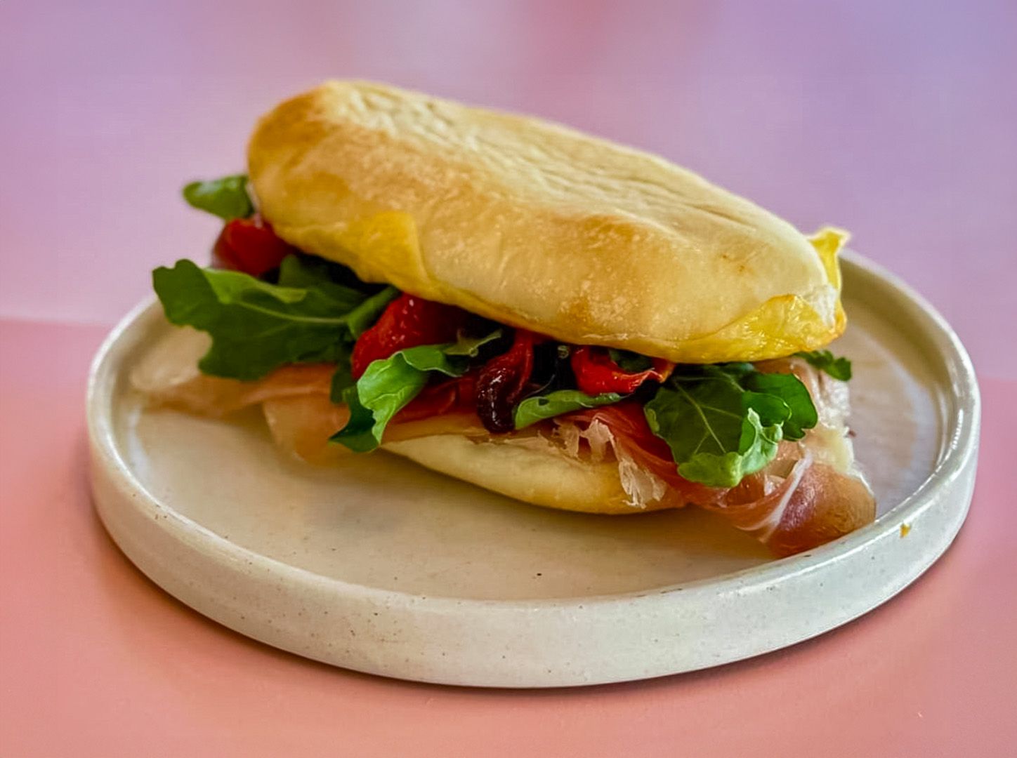 Sándwich de crudo en pan árabe