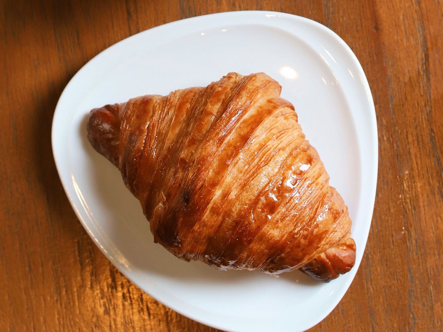 Croissant con jamón y queso