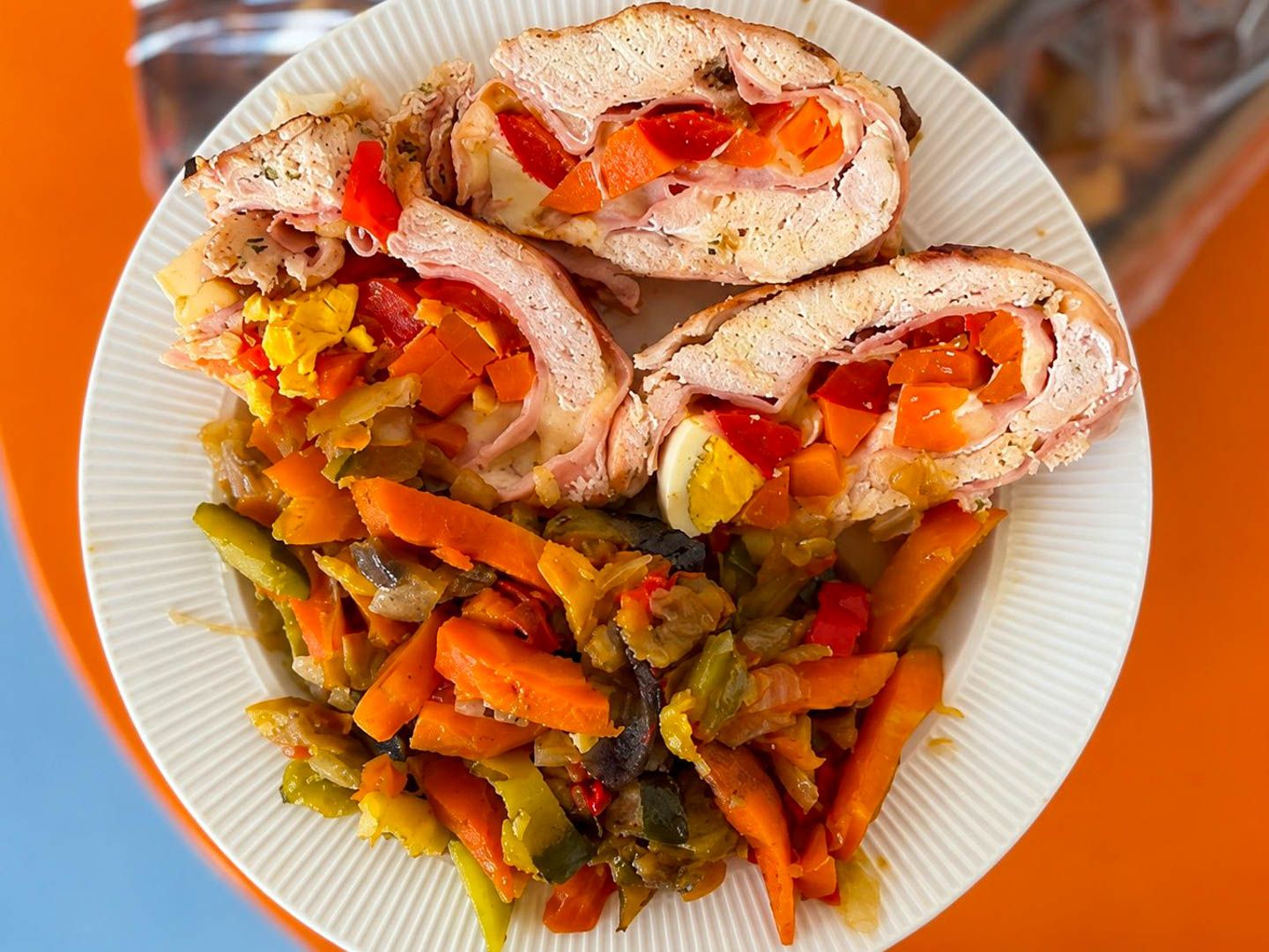 Arollado de pollo con vegetales