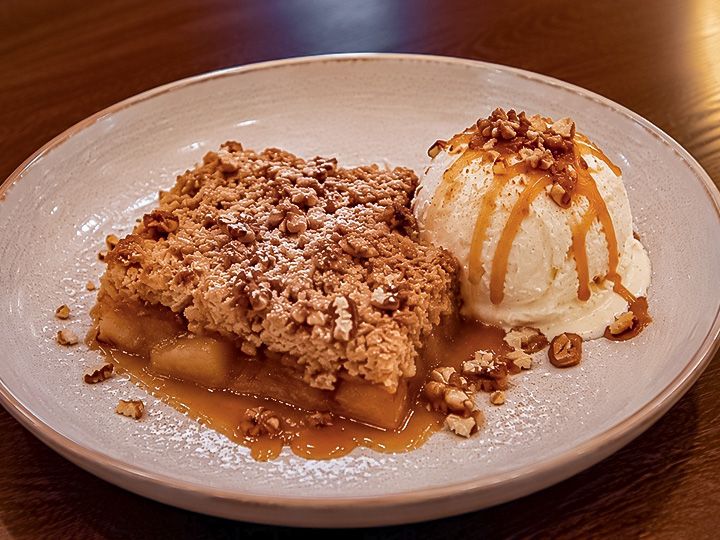 Crumble tibio de pera y manzana