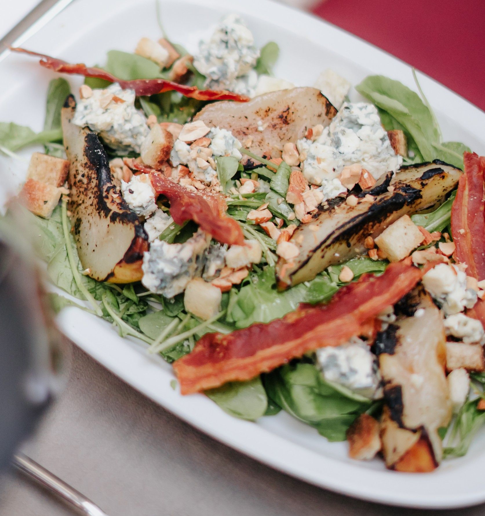 Ensalada de peras glaseadas y queso azul