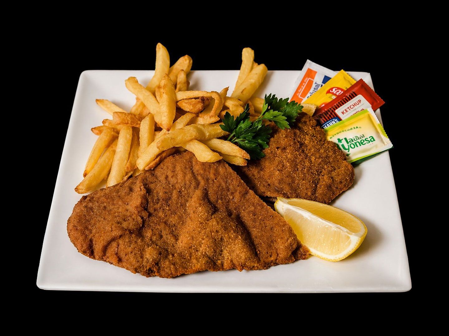 Milanesa común con papas fritas.