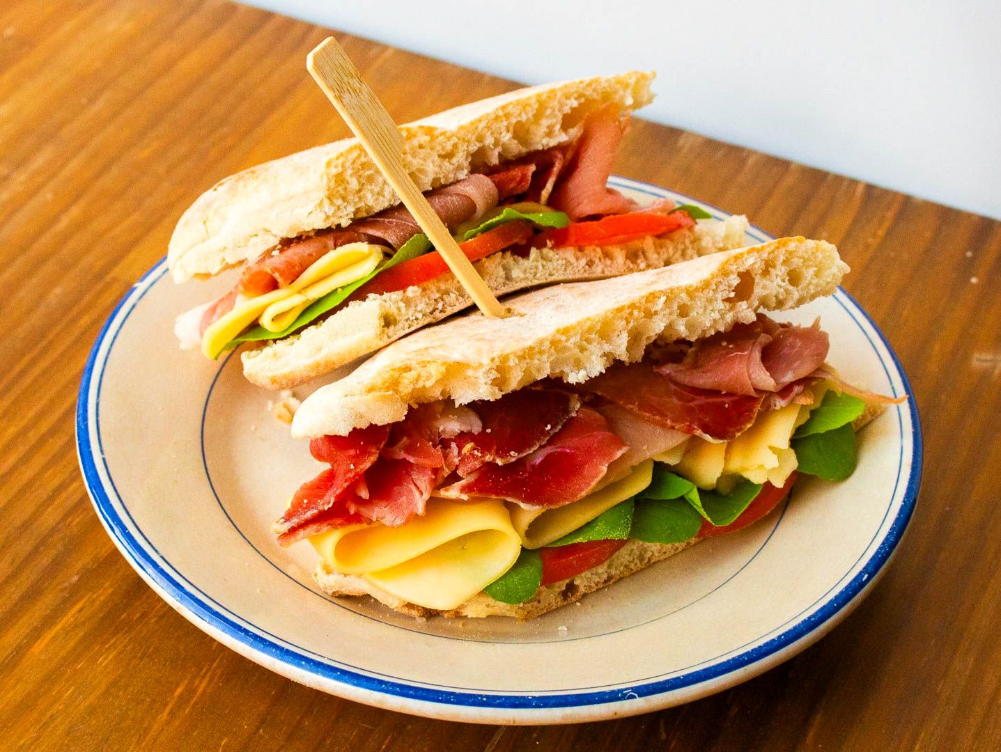 Sándwich completo pan árabe