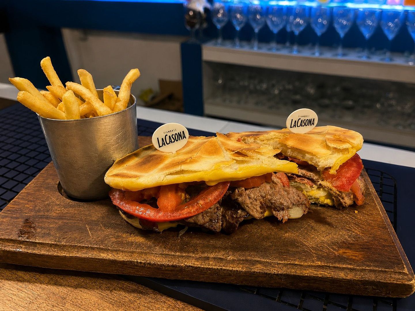Sándwich chivito uruguayo