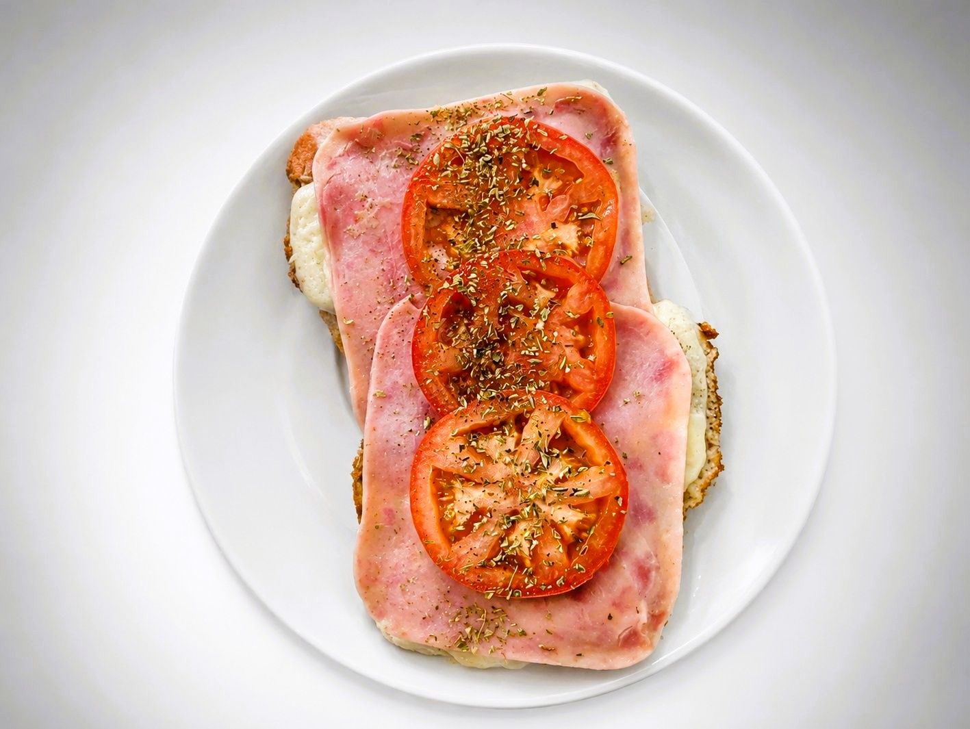 Milanesa a la pizza con guarnición.