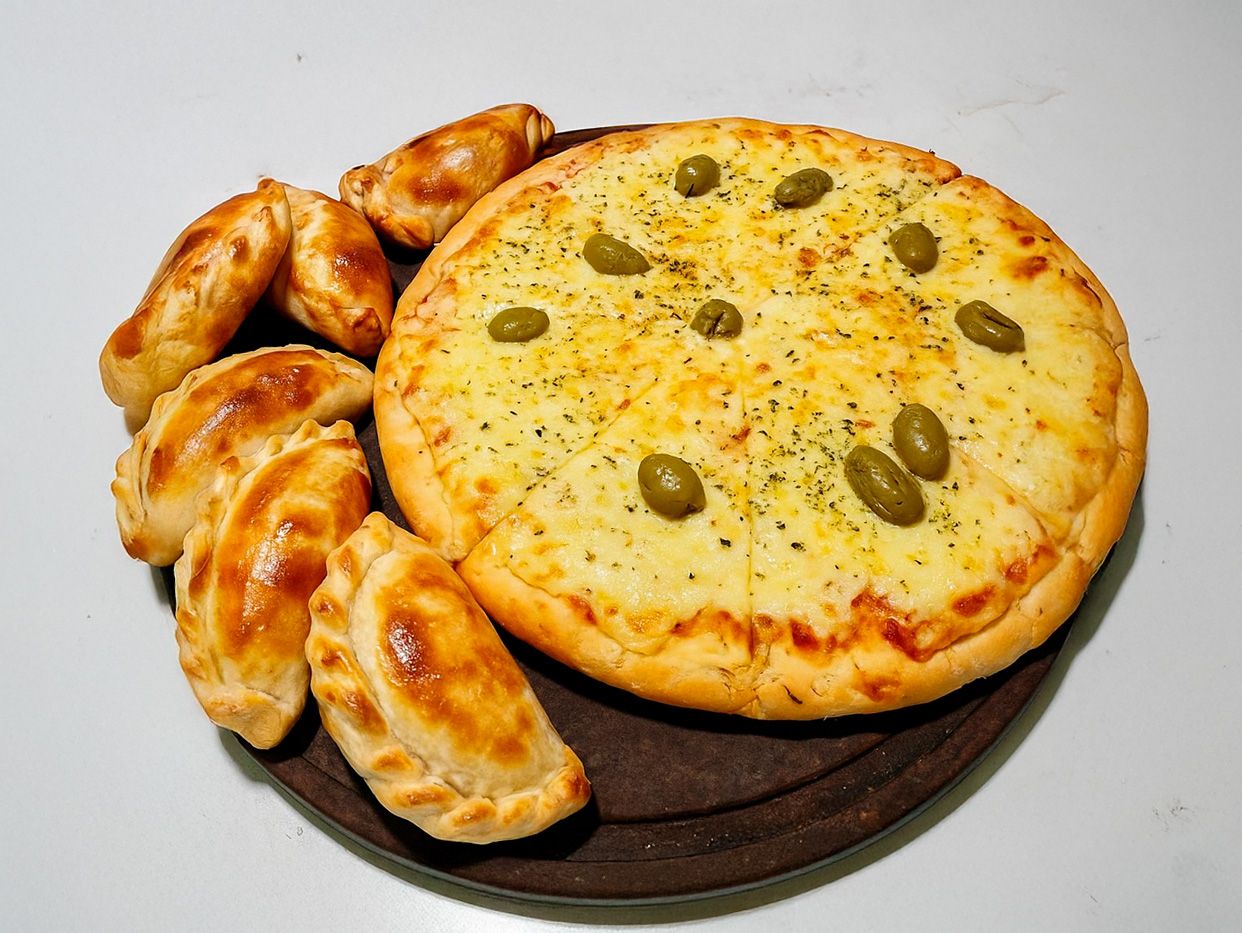 Pizza Muzzarella + 6 Empanadas