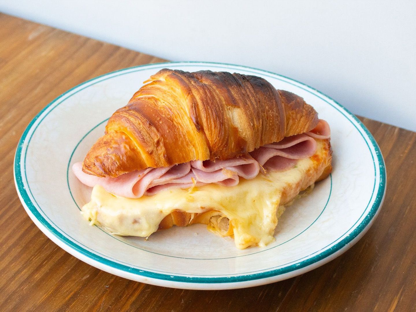 Medialuna con jamón y queso