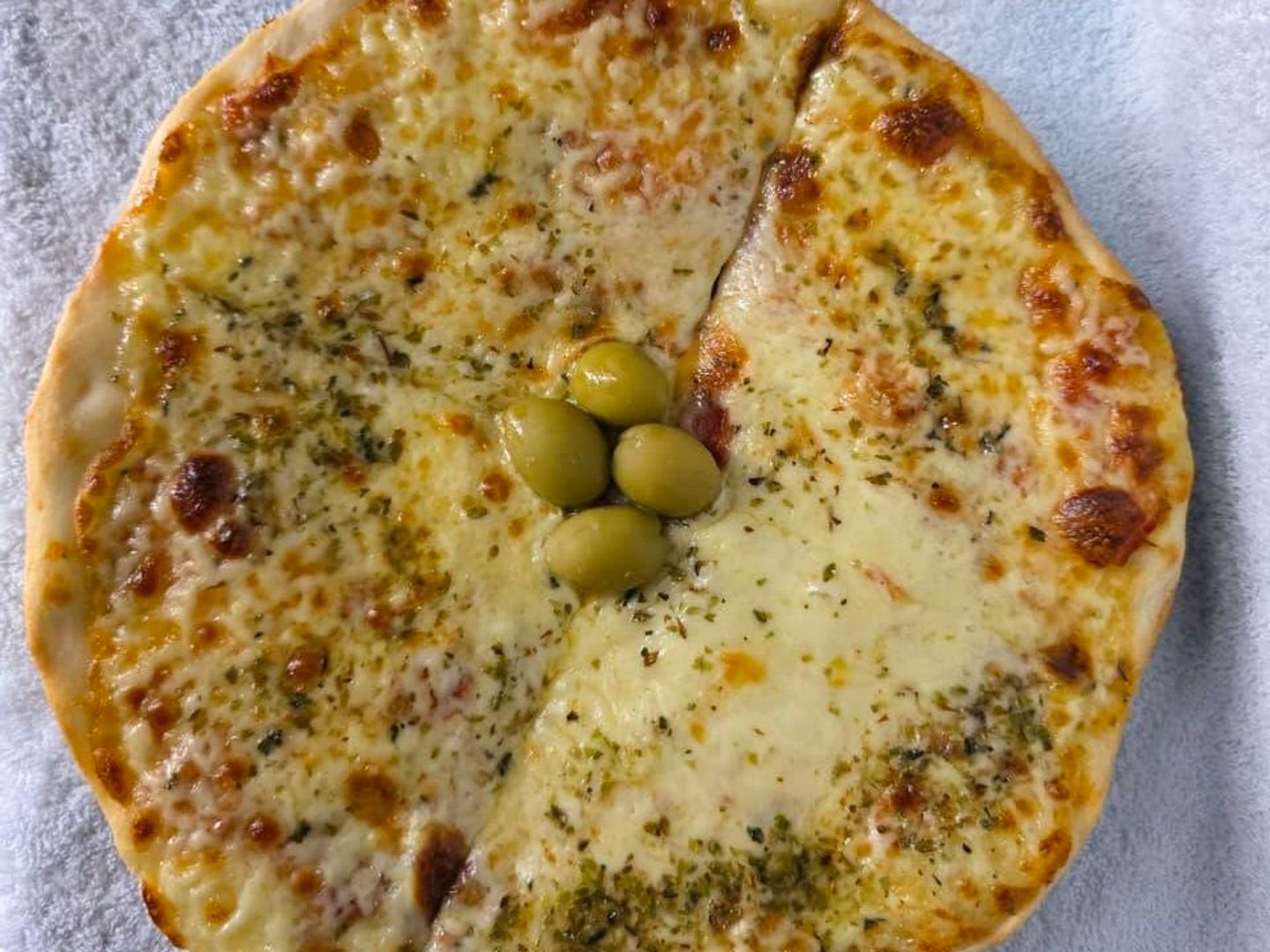 Pizza muzzarella 4 porc.