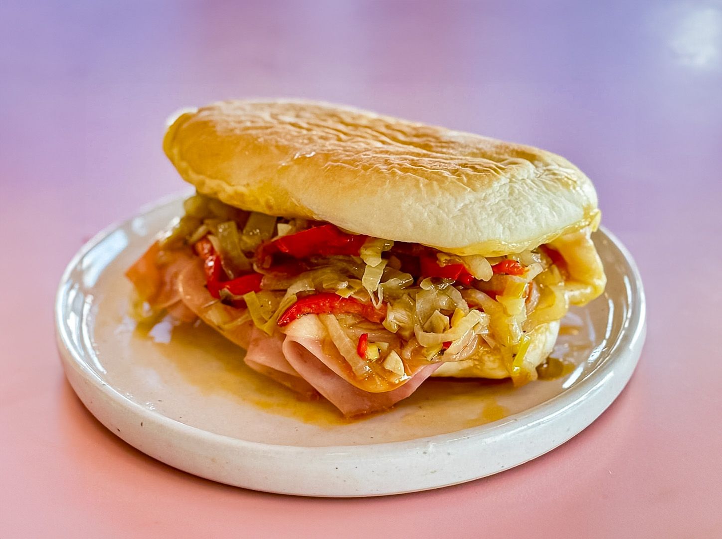 Sándwich jamón, cebolla árabe