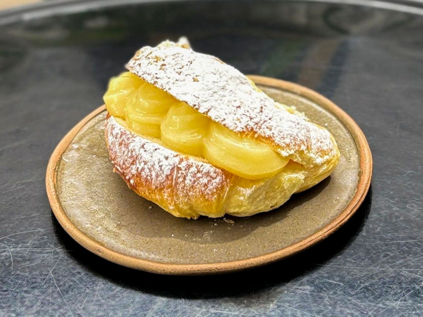 Medialuna con crema pastelera
