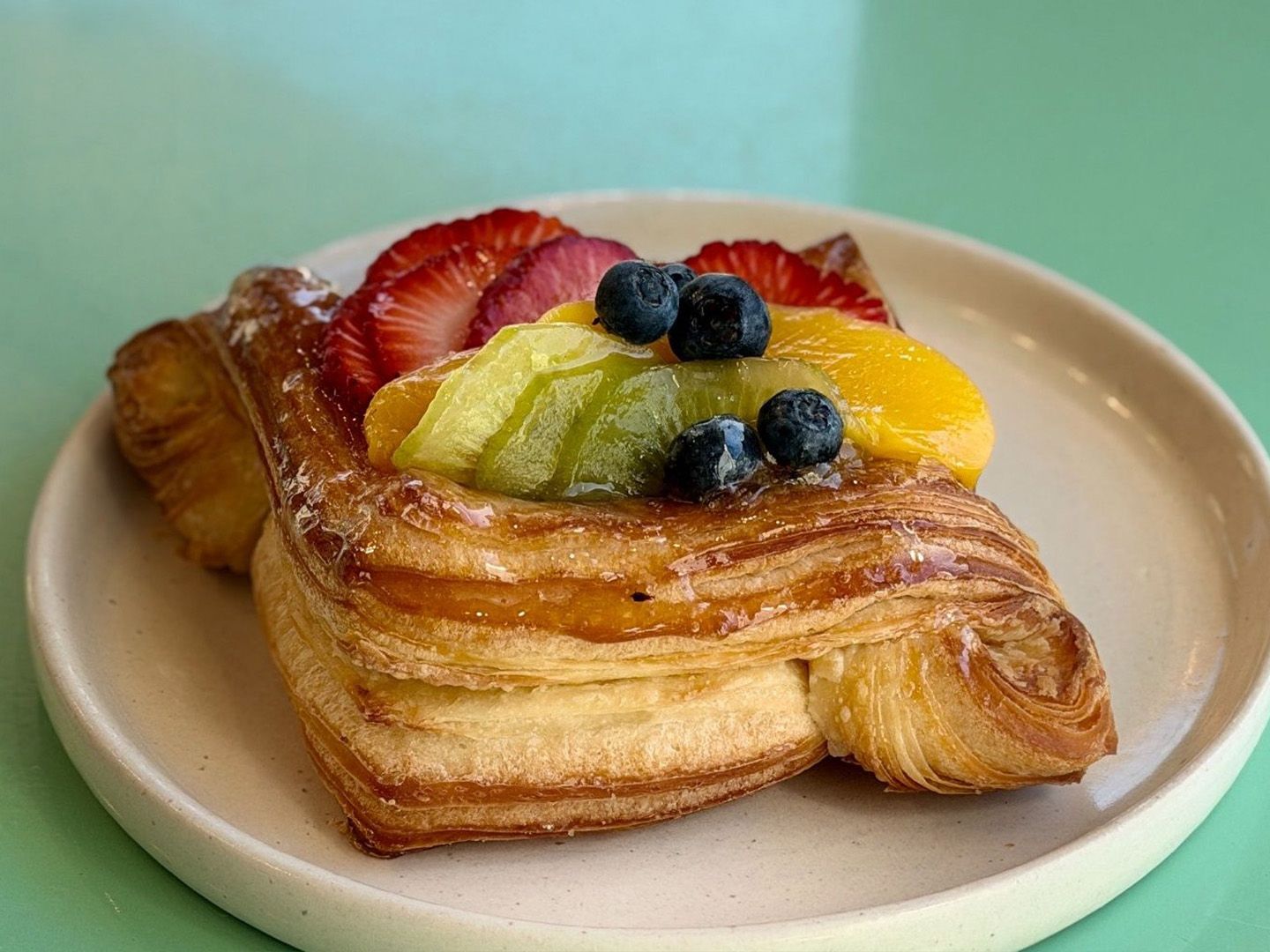 Danesa con frutas de estación