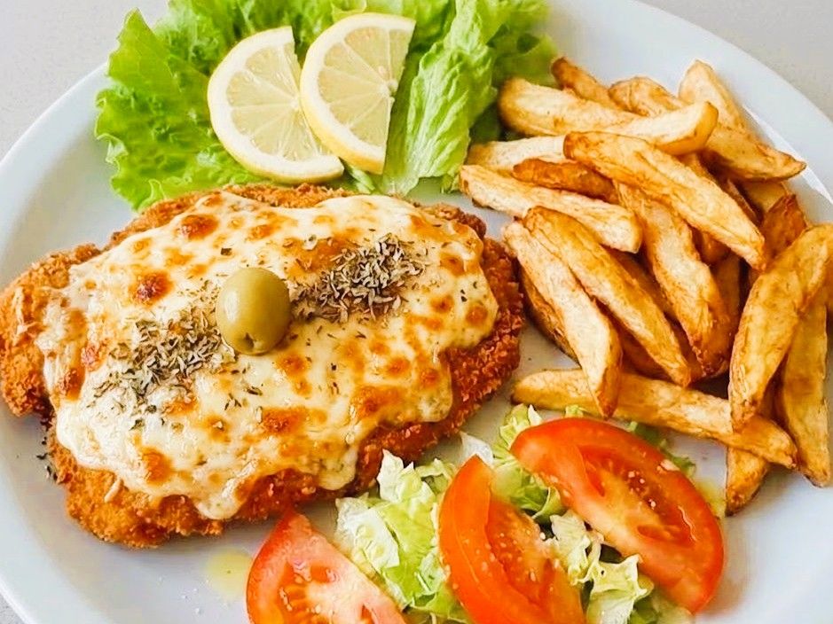 Suprema con fritas y ensalada