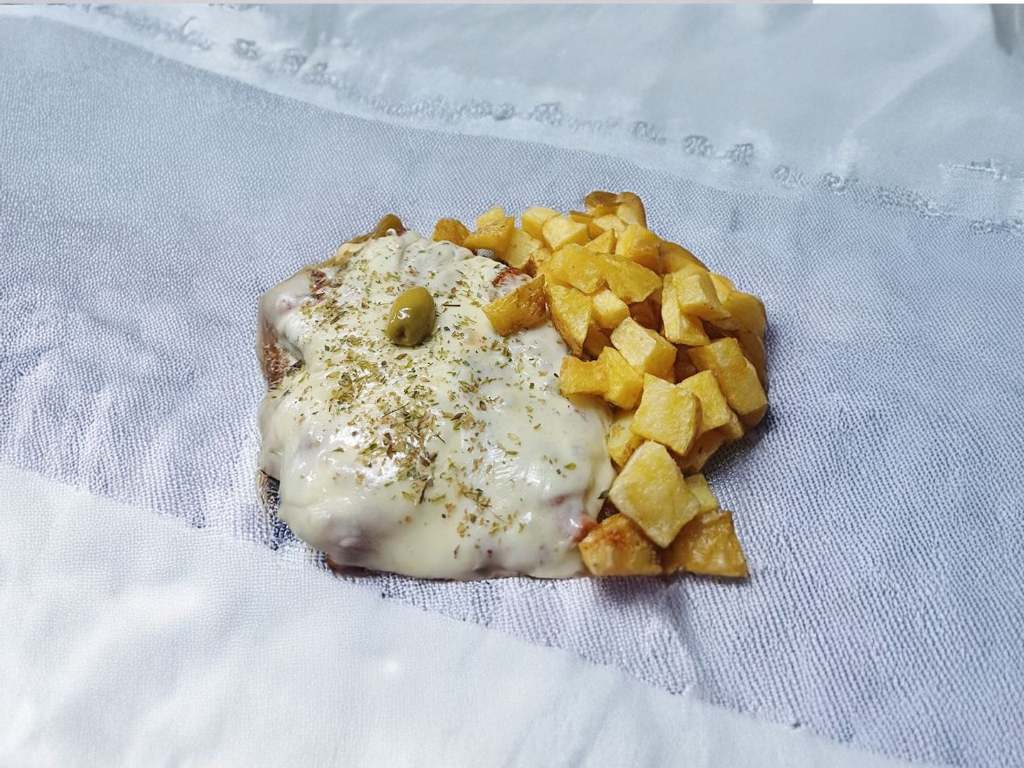 Milanesa a la pizza con fritas