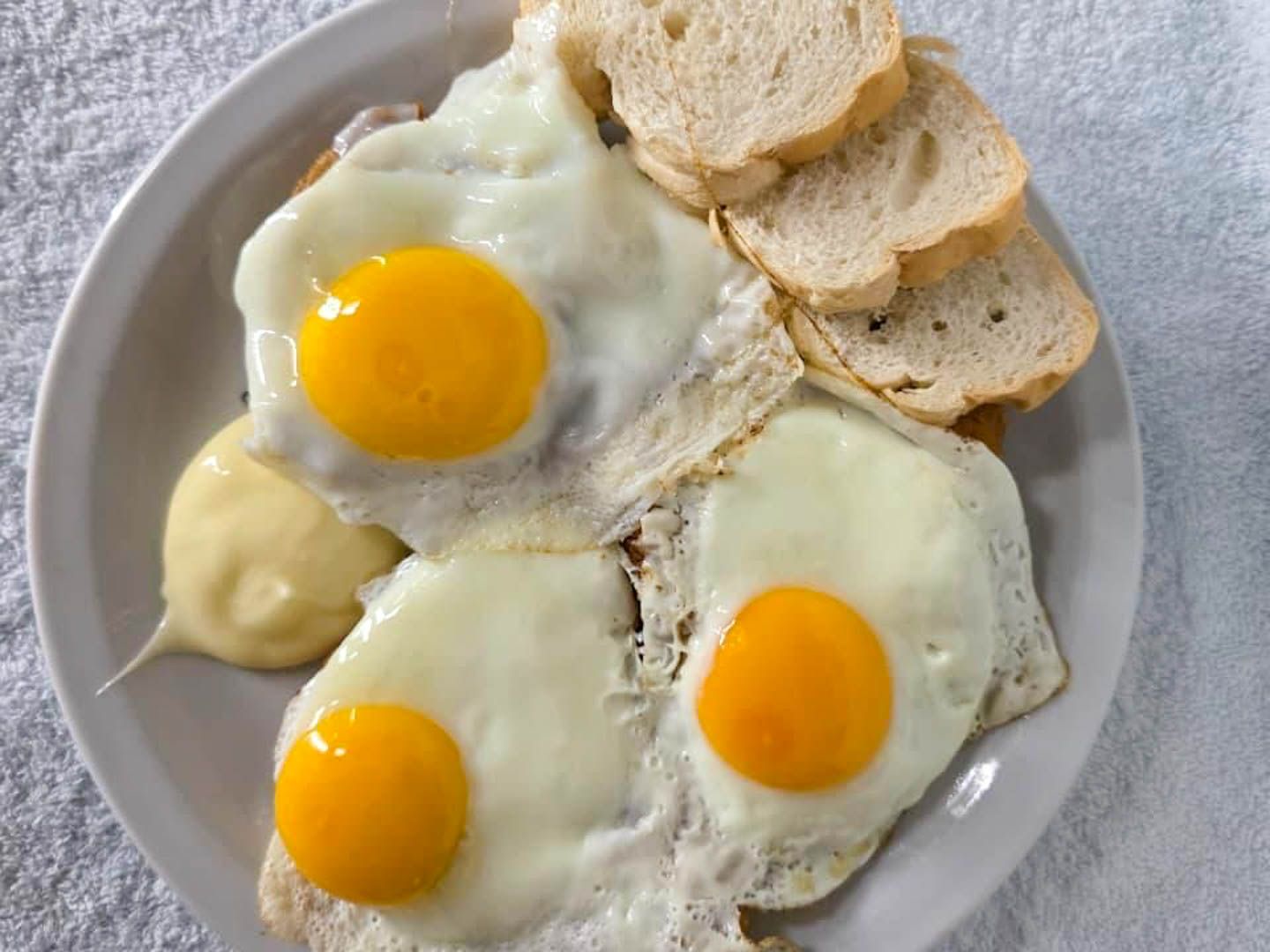 Papas fritas con huevo