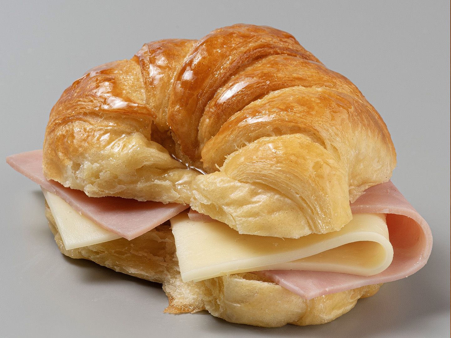 Medialuna con jamón y queso.