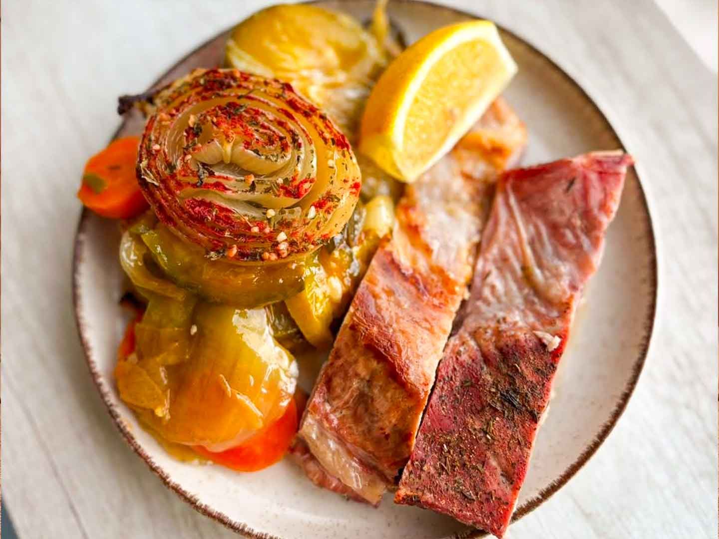 Vacío de cerdo con verduras al horno
