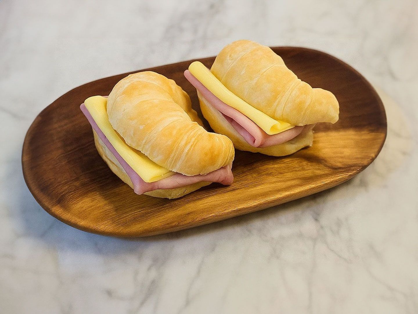 Medialuna de jamón y queso