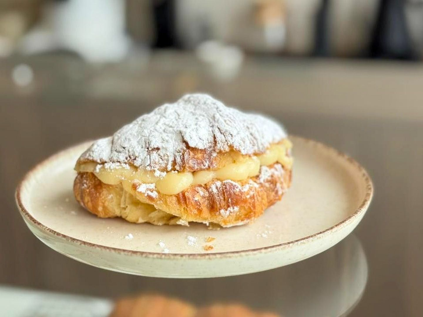 Medialuna de manteca rellena con pastelera
