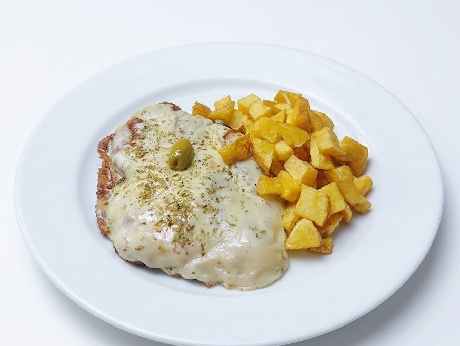 Suprema a la pizza + fritas