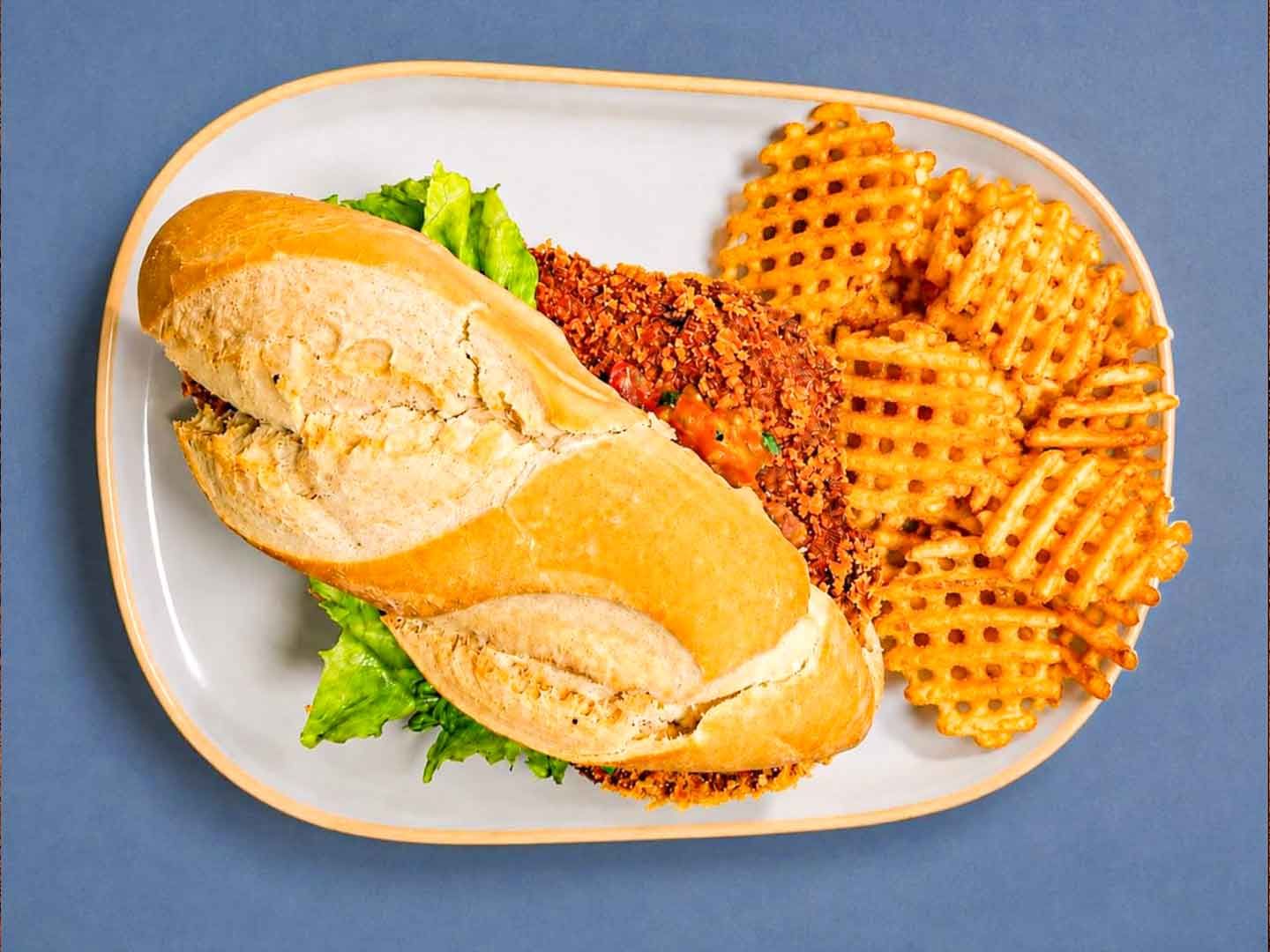 Petite baguette de pollo con papas rejillas