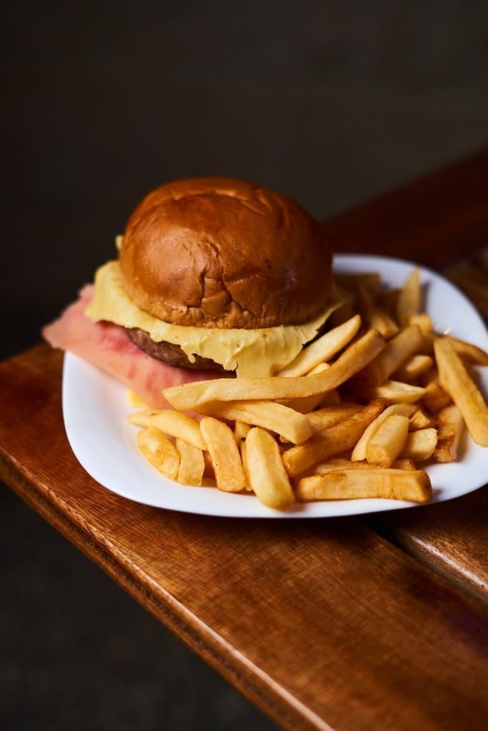 Hamburguesa gratinada + papas