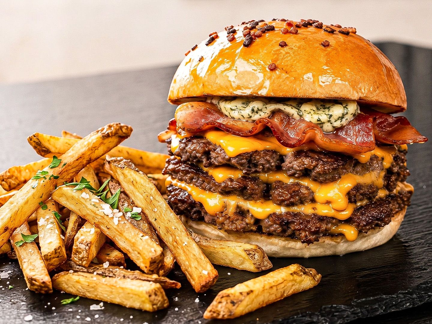 Burger danesa + papas fritas